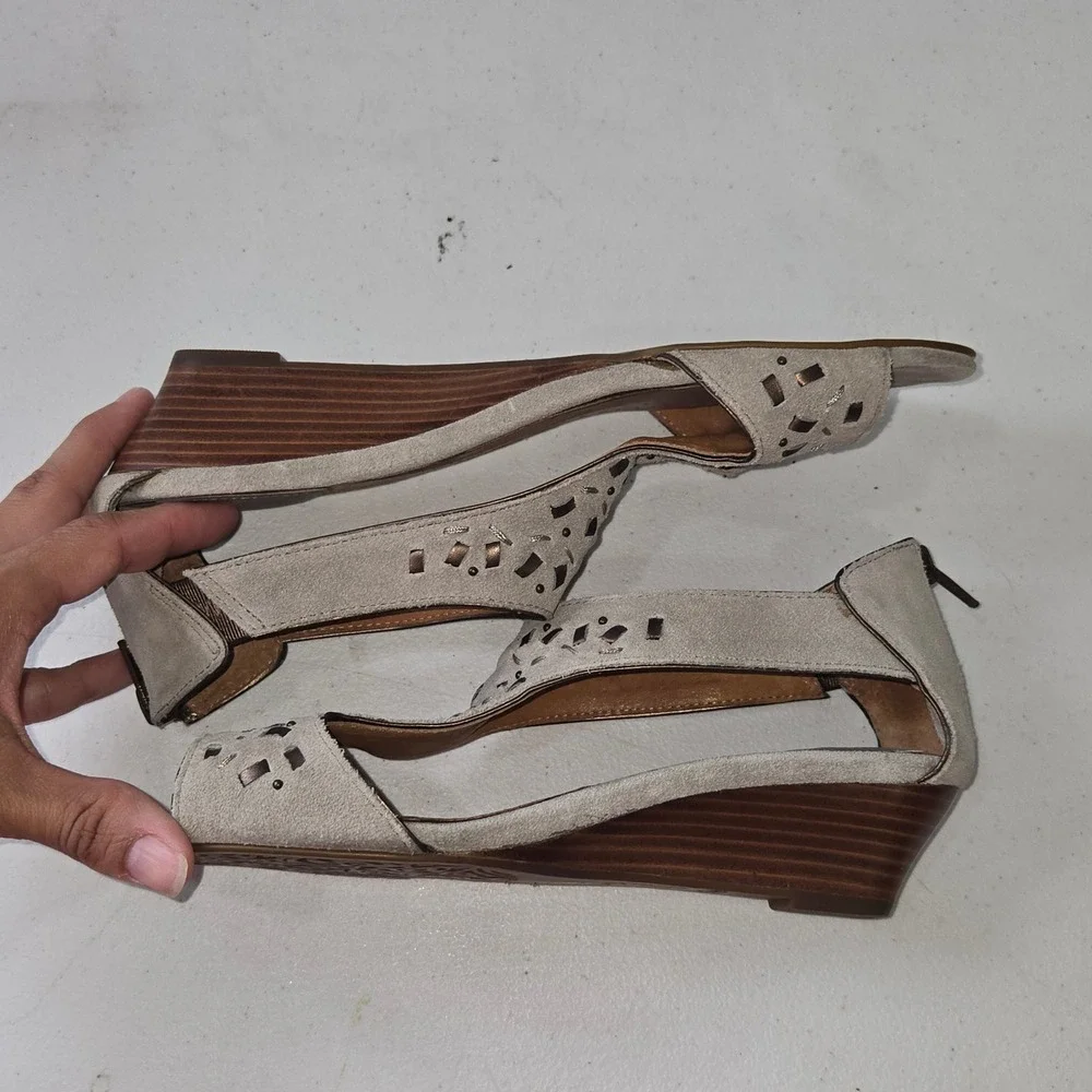 Clarks Artisan Tan Suede Wedge Sandals Laser Cut Peep Toe Back Zip 8M 31889